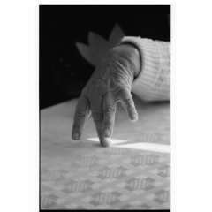 Hand in bejaardenhuis Zundert / analoge dokaprint (site = scan dokaprint)